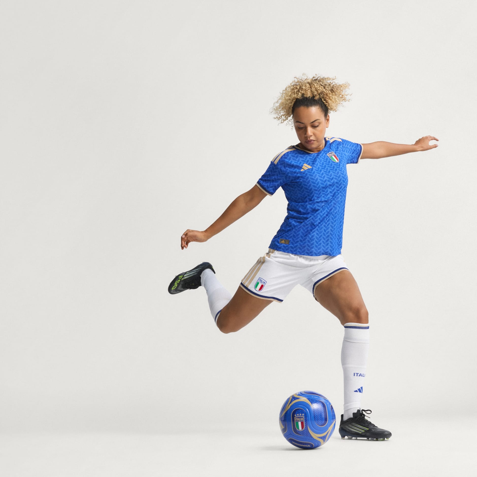 Dres Italy 26 Women's Team Home Authentic