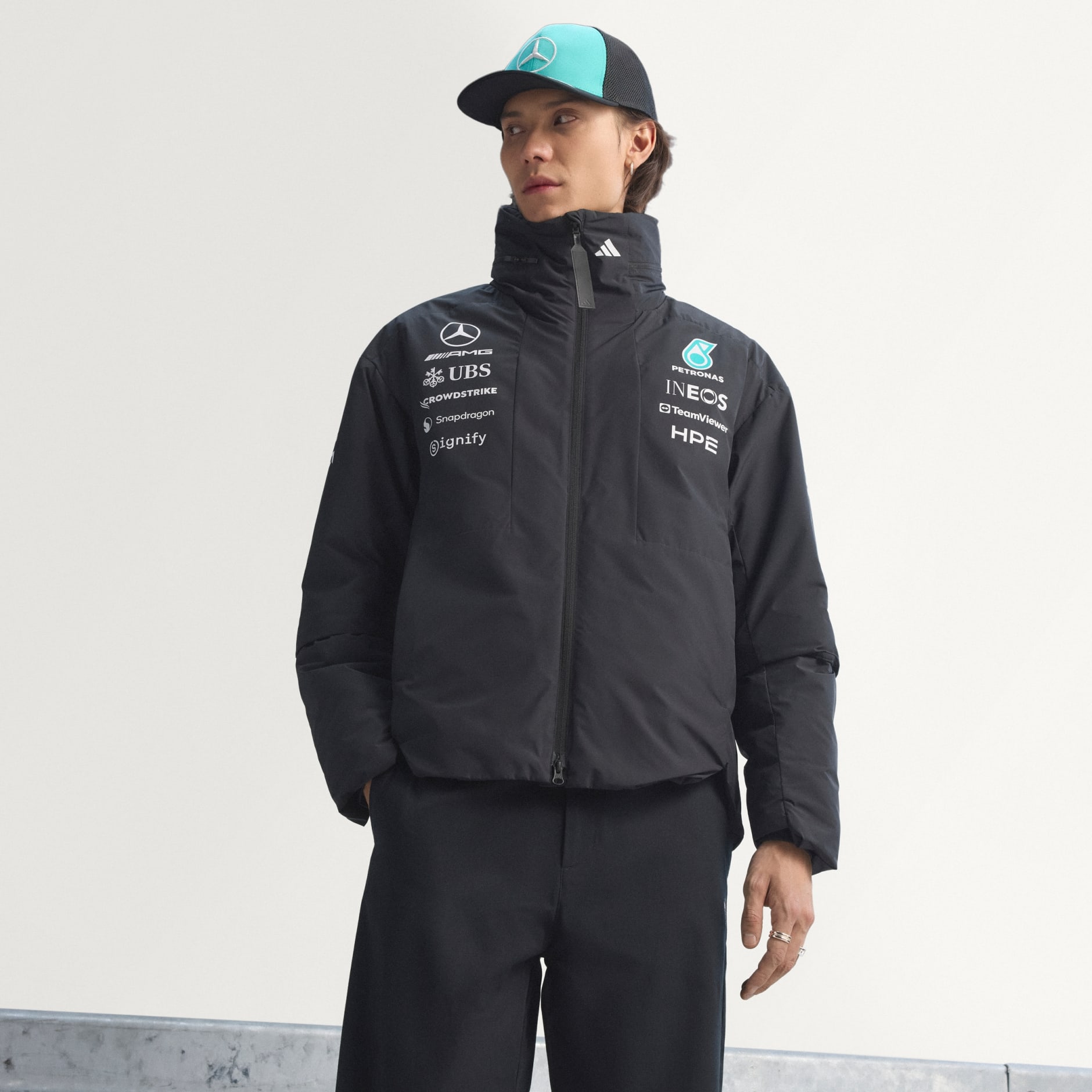 JACHETĂ MERCEDES - AMG PETRONAS FORMULA 1 TEAM ENGINEERS