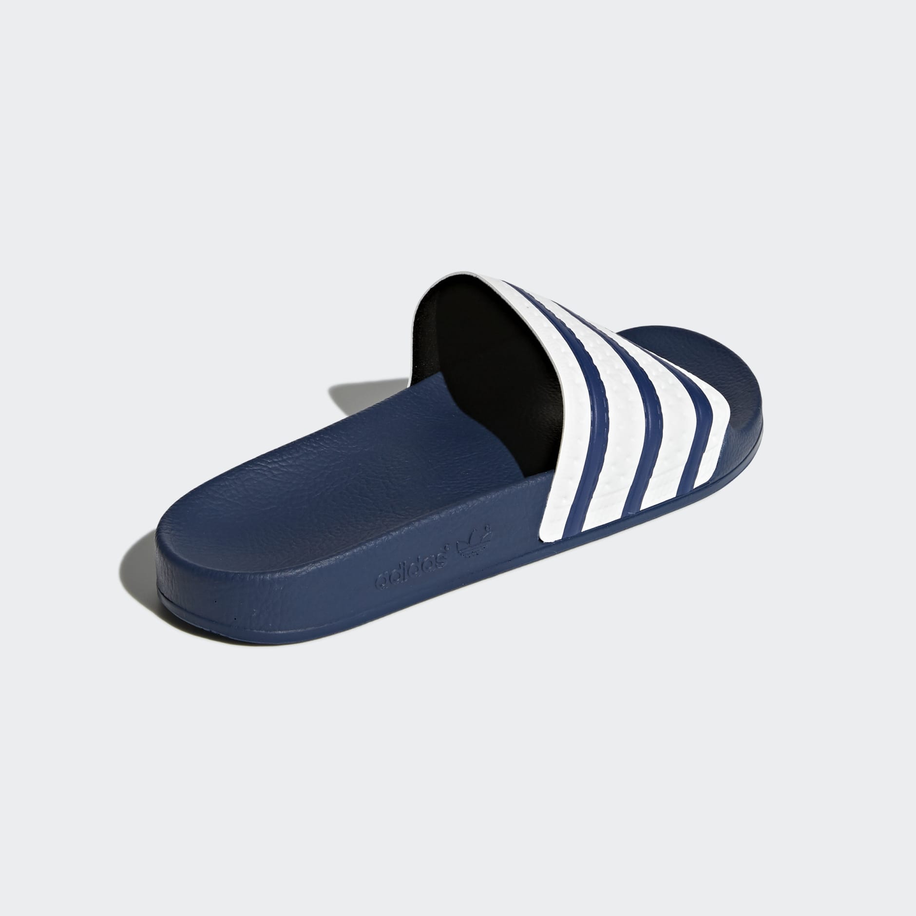 aeropuerto Cerebro Vegetación Shoes - Adilette Slides - Blue | adidas Saudi Arabia