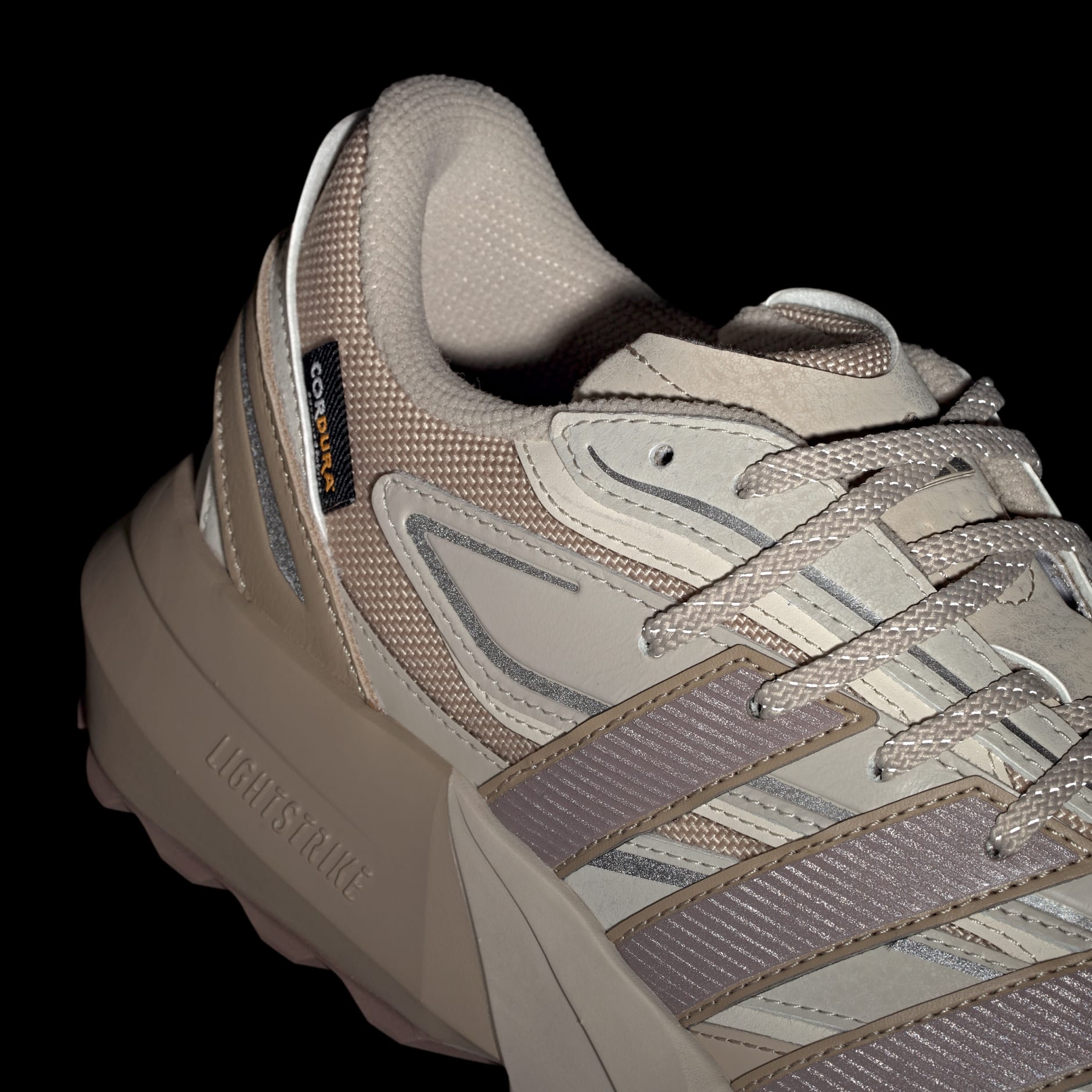 Lightblaze ATR 鞋款