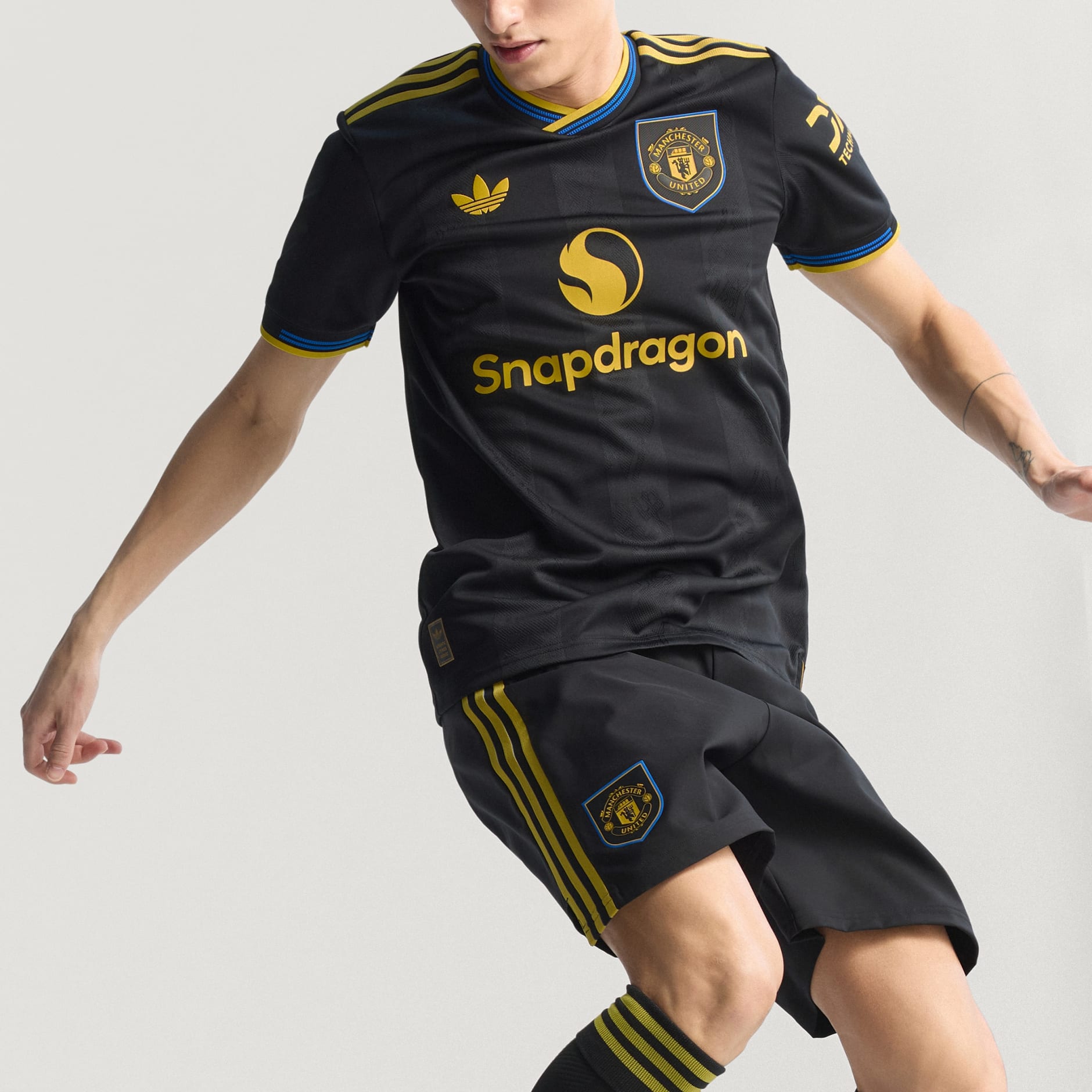 曼聯25/26 第二正宗球衣- 黑色| adidas香港官方網上商店