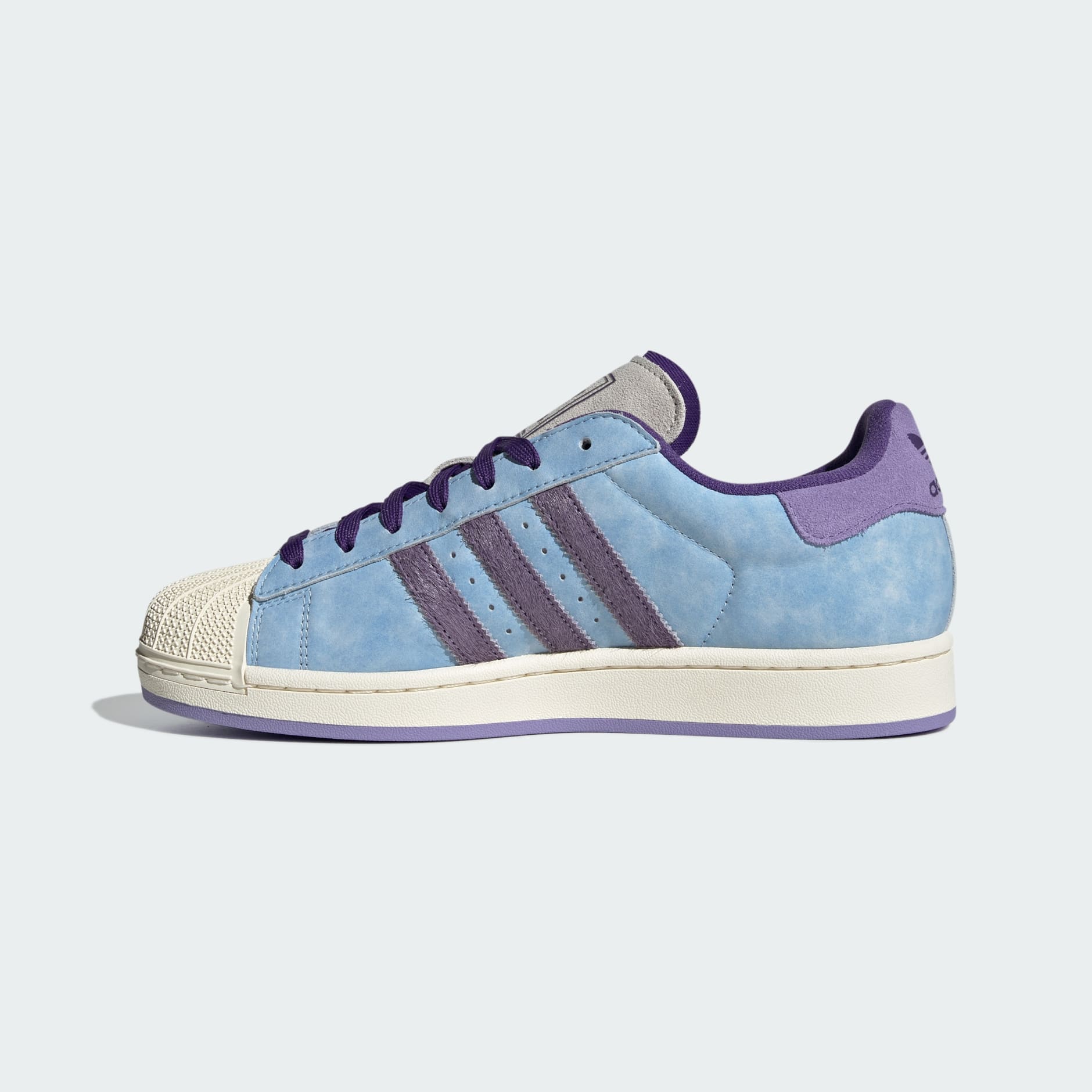與 SYM 共同創造的 ADIDAS SUPERSTAR 鞋
