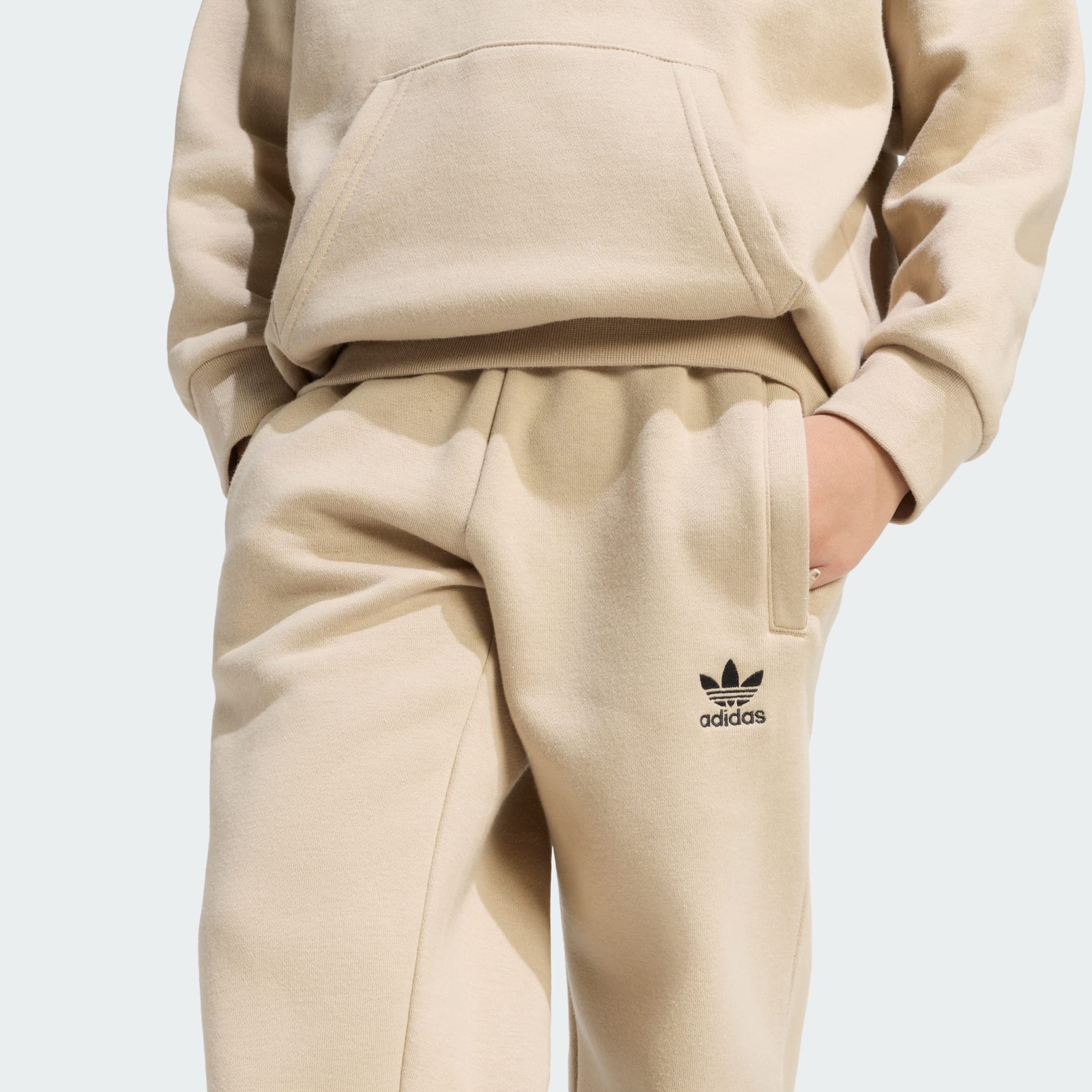 Set cu hanorac supradimensionat și pantaloni cu tiv deschis