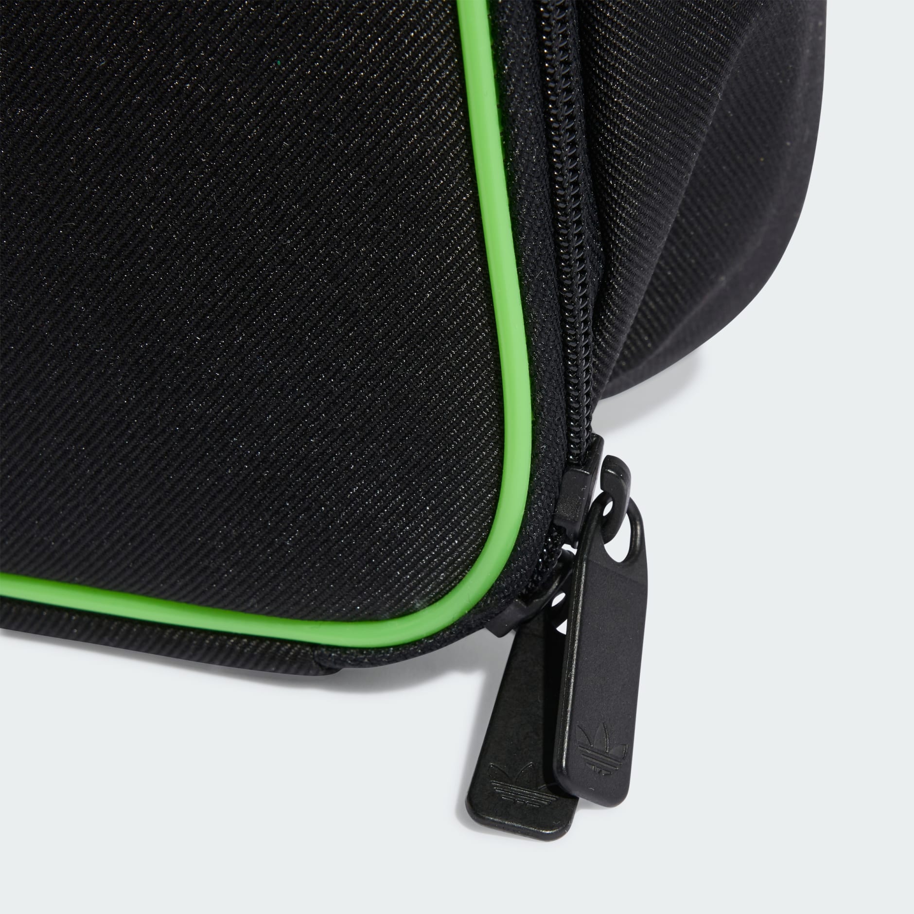 GEANTĂ DE PR&Acirc;NZ ADIDAS MINECRAFT ORIGINALS AIRLINER