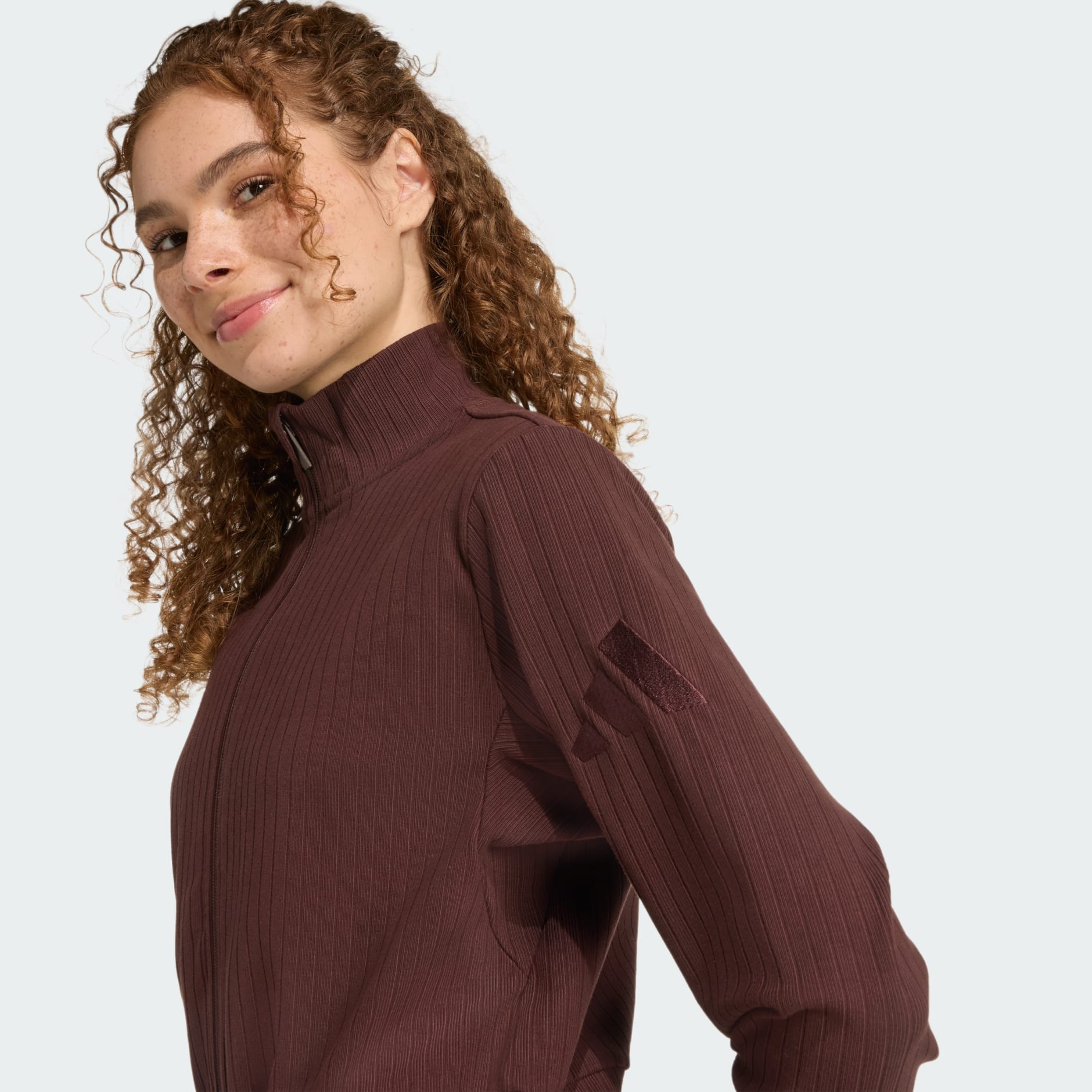 توب رياضية ALL SZN شتوي بسحاب كامل.