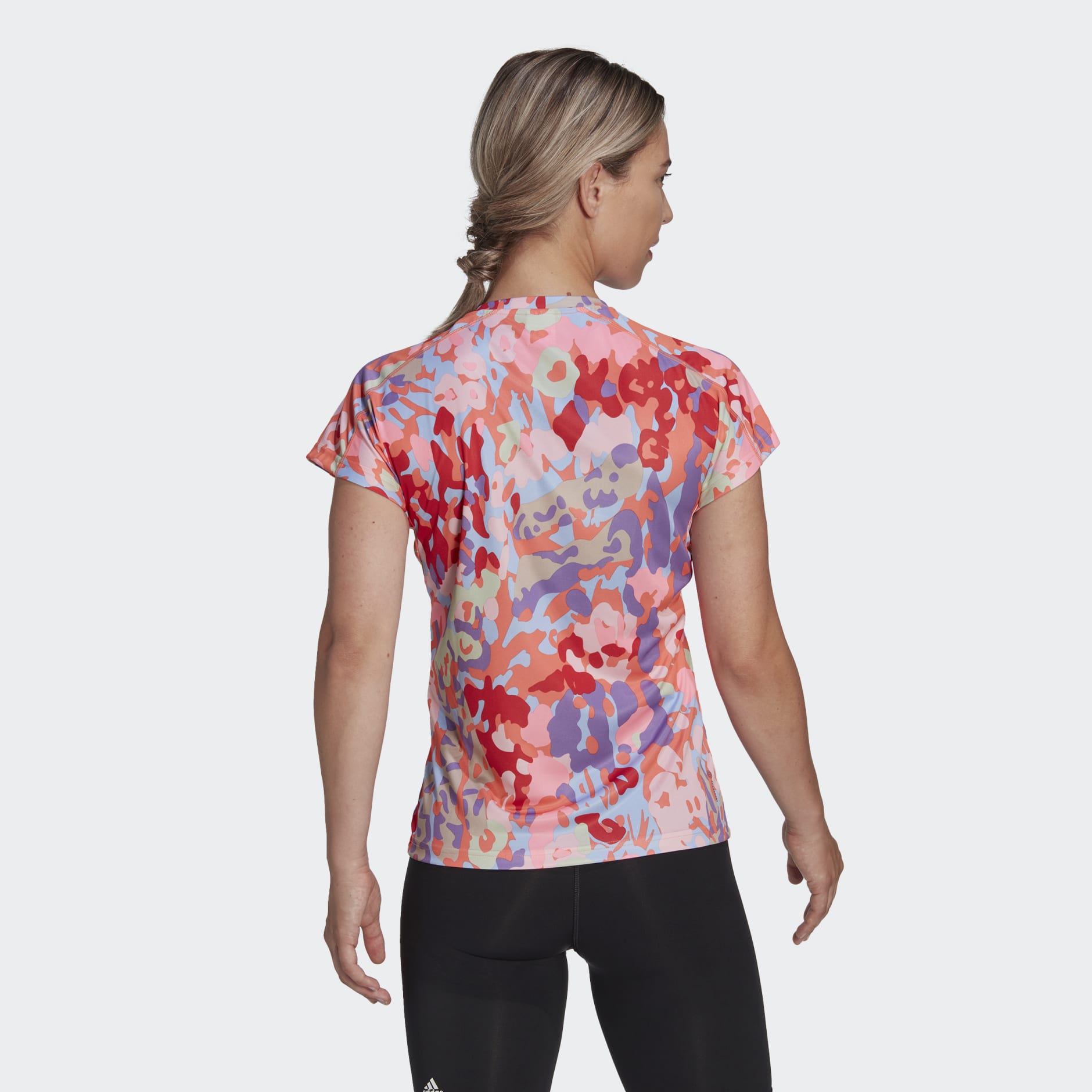تيشيرت AEROREADY Train Essentials Minimal Branding V-Neck Floral Print