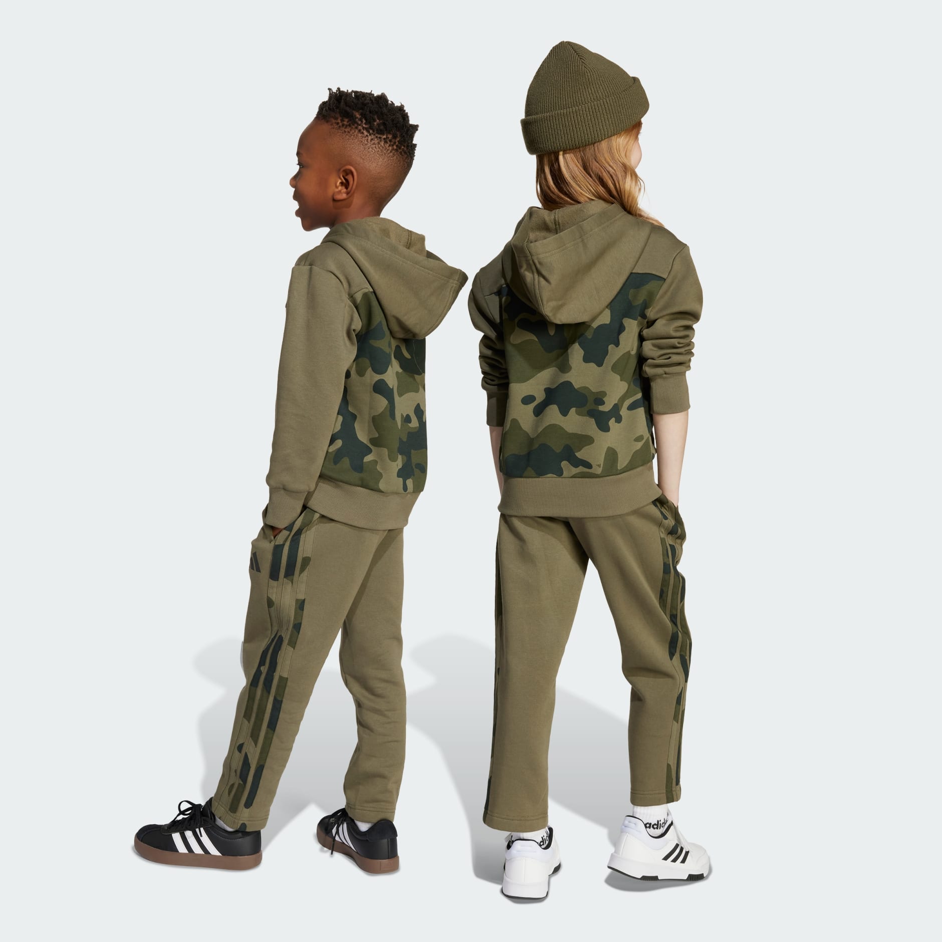 Set jogger din fleece Seasonal Essentials cu imprimeu camo pentru copii