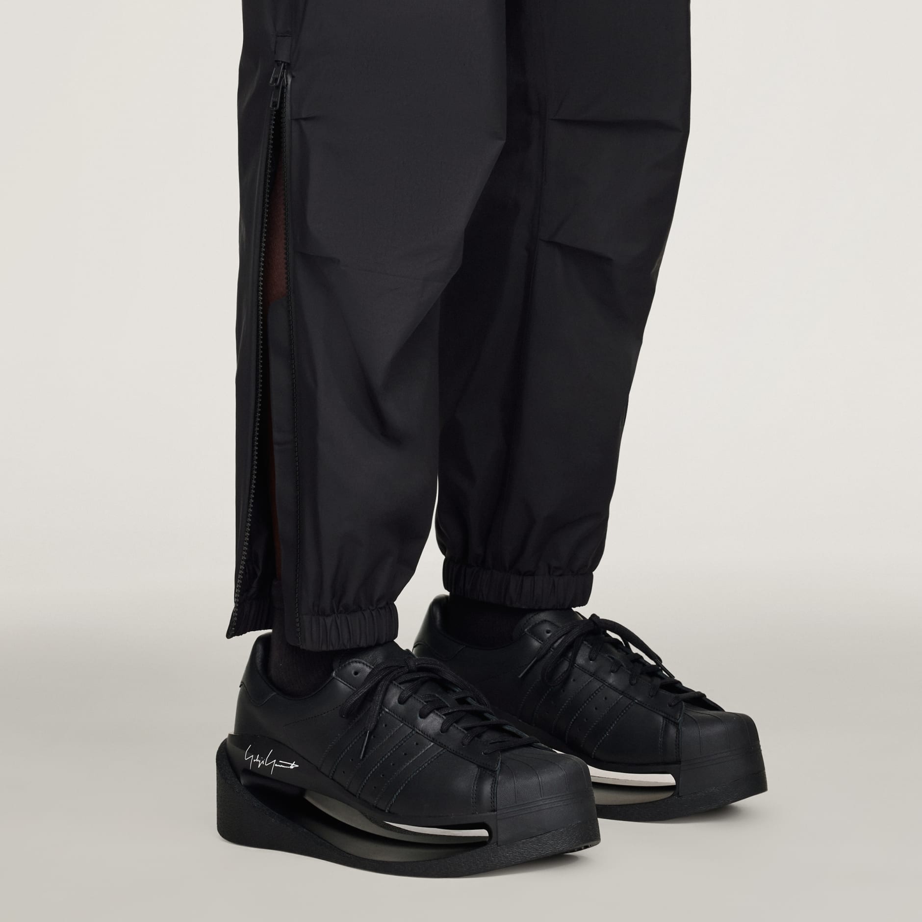 Cargo hlače Y-3 GORE-TEX s man&scaron;etama