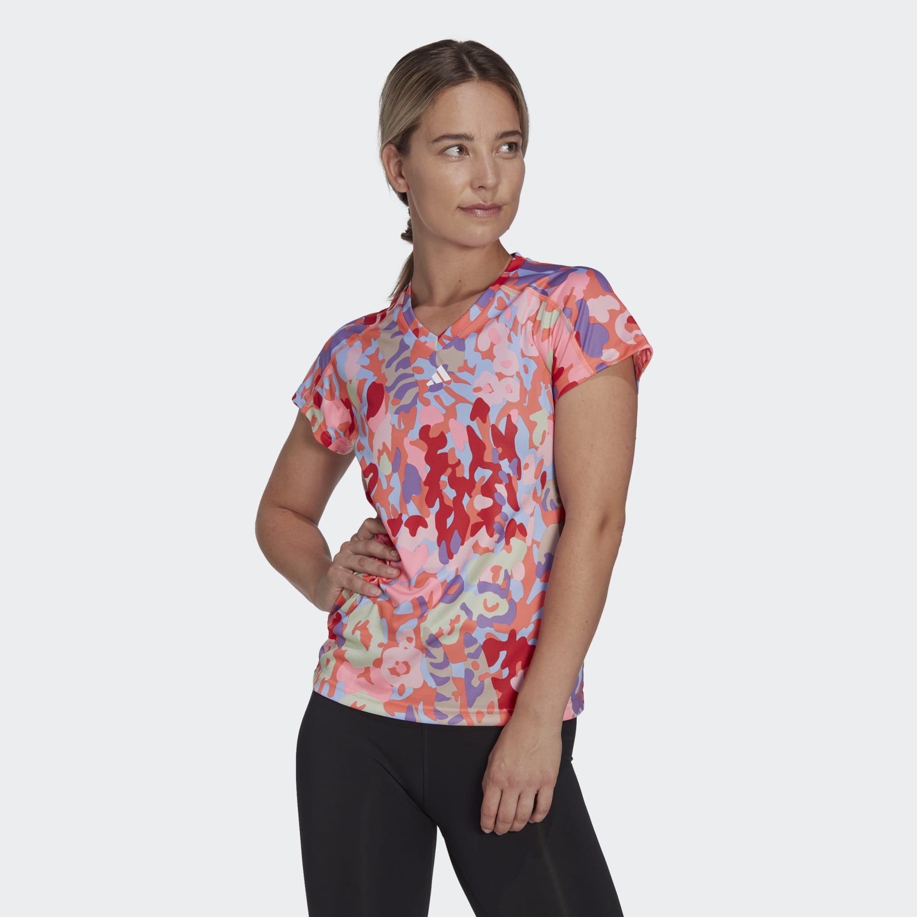 تيشيرت AEROREADY Train Essentials Minimal Branding V-Neck Floral Print
