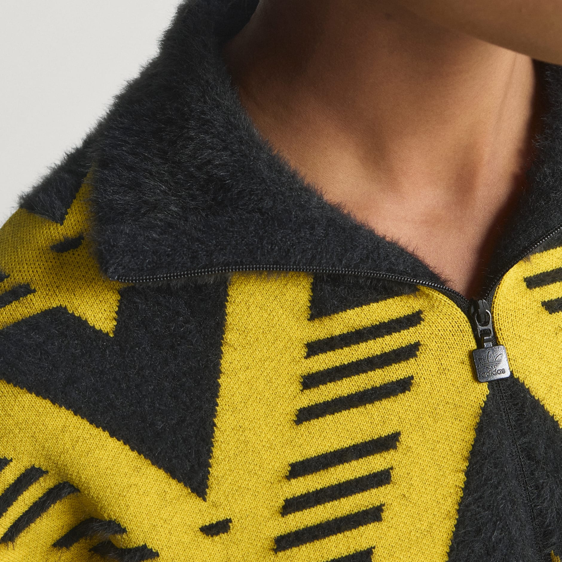 PLETENI DŽEMPER S PATENTNIM ZATVARAČEM POLOVICOM DULJINE