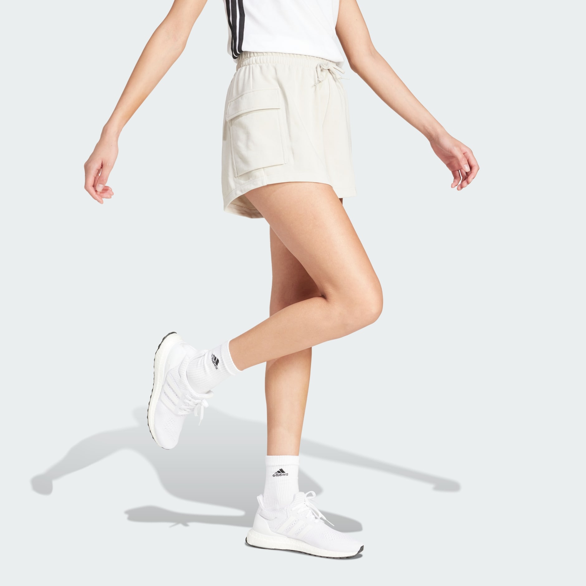 Pantaloni scurți cargo Essentials din material flaușat, cu logo mic