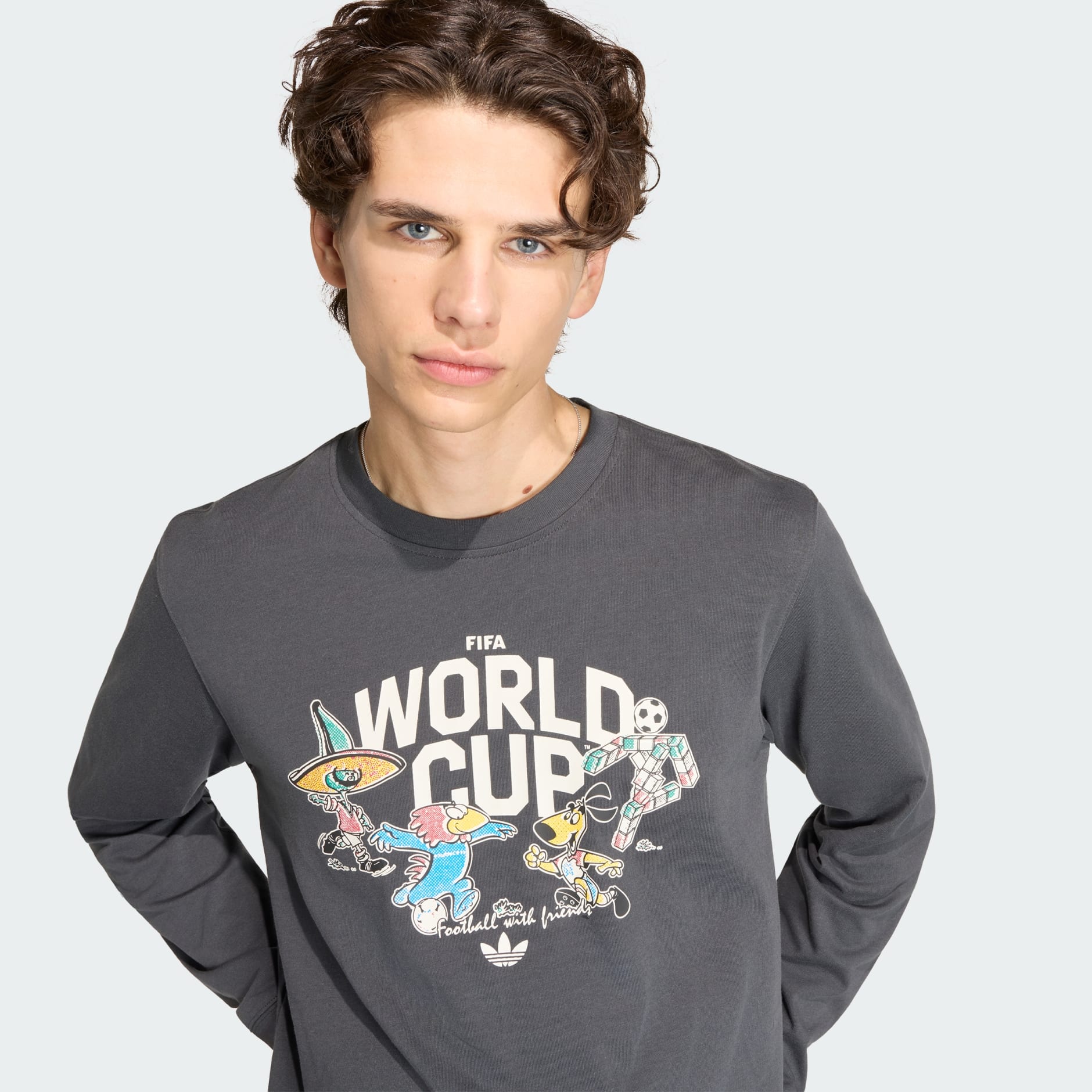 Tricou cu m&acirc;necă lungă și mascota Cupa Mondială FIFA 2026