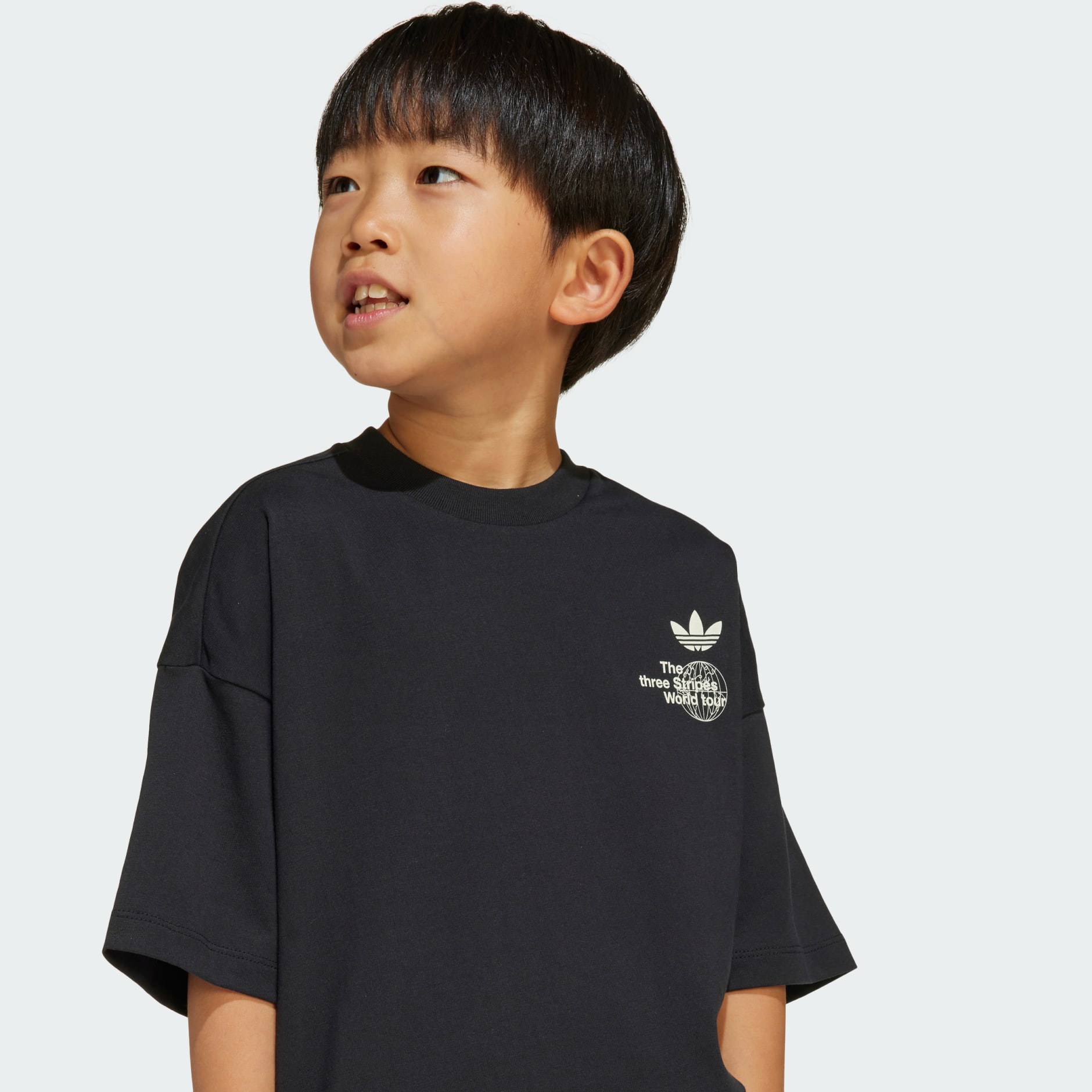 סט חולצת טי ומכנסיים קצרים