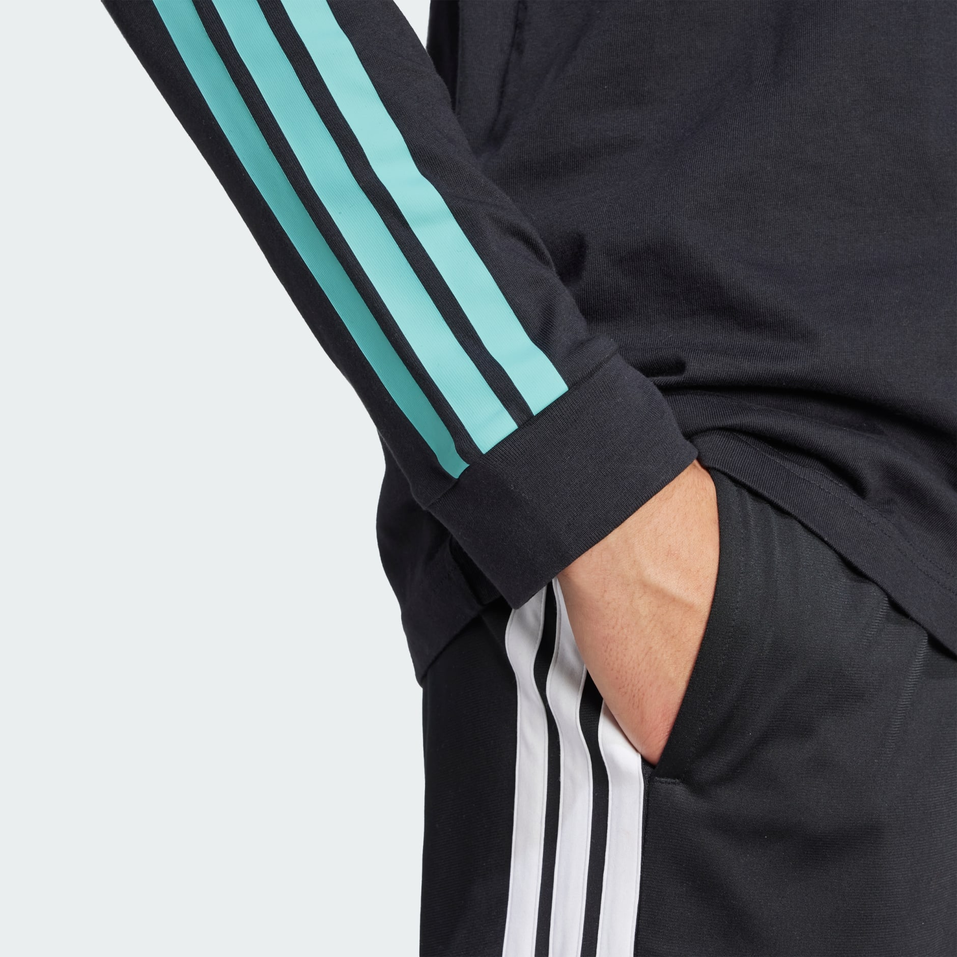 تي شيرت جرافيكي بأكمام طويلة من Color Script