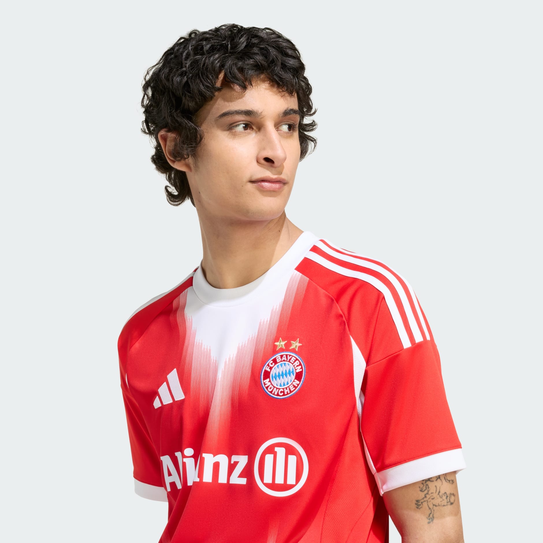 Tricou FC Bayern 25/26 (echipa feminină) pe teren propriu