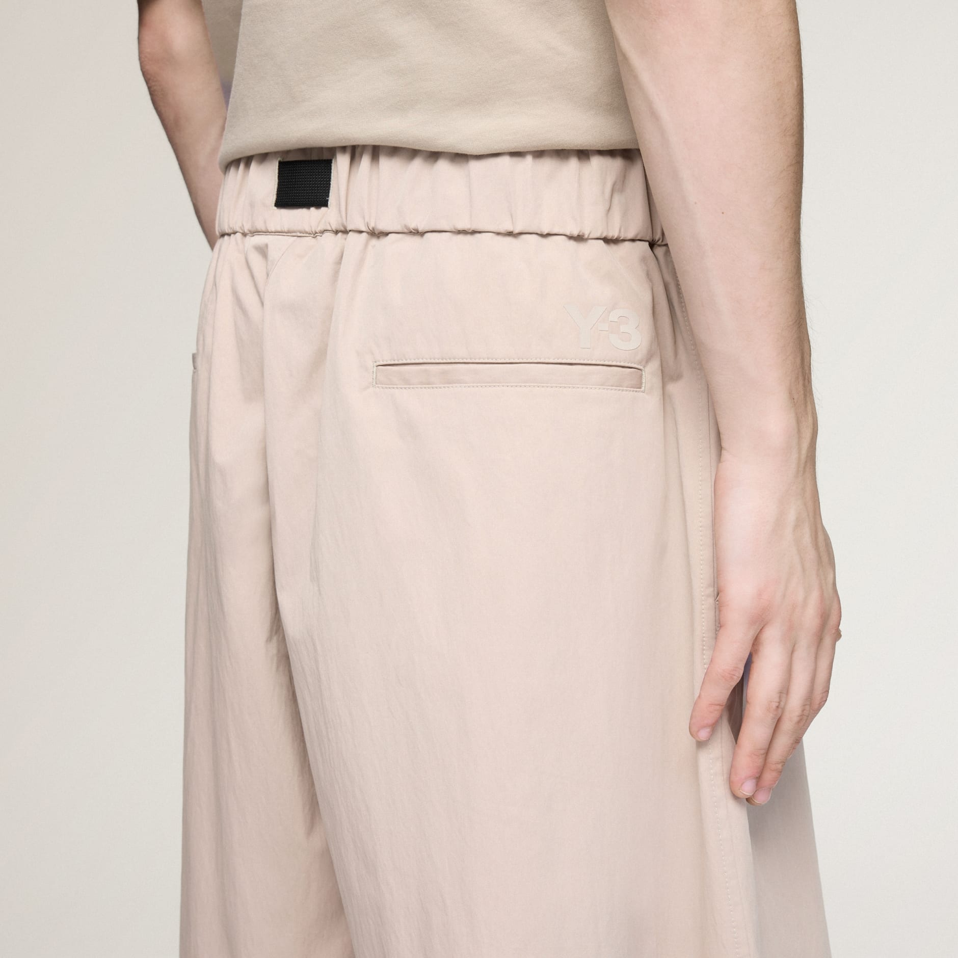 PANTALONI SCURȚI CU PICIOARE LATE Y-3 UT