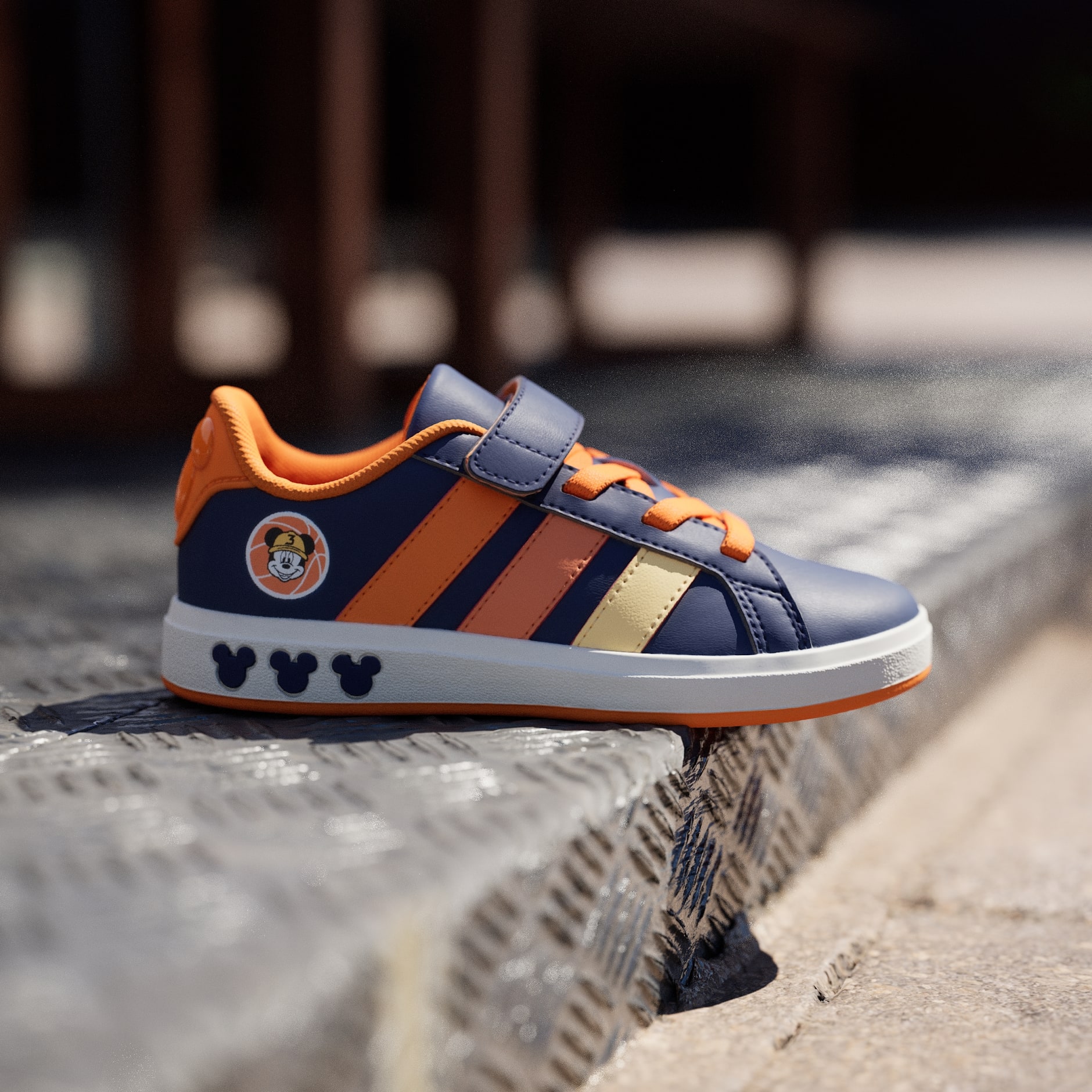 Chaussure adidas Disney Mickey Mouse Grand Court Enfants