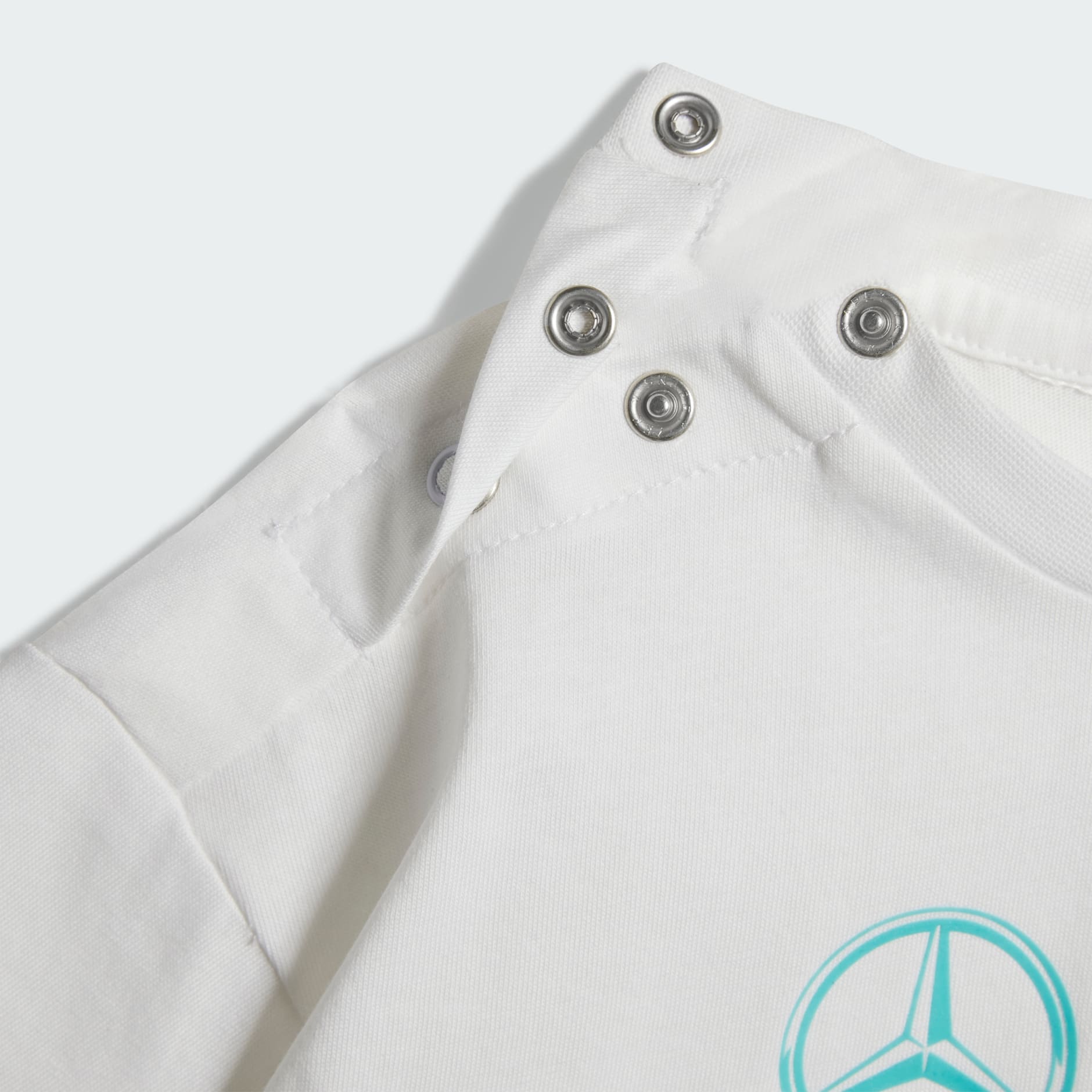 SET JOGGER CU M&Acirc;NECĂ SCURTĂ MERCEDES - AMG PETRONAS FORMULA ONE TEAM DNA PENTRU COPII