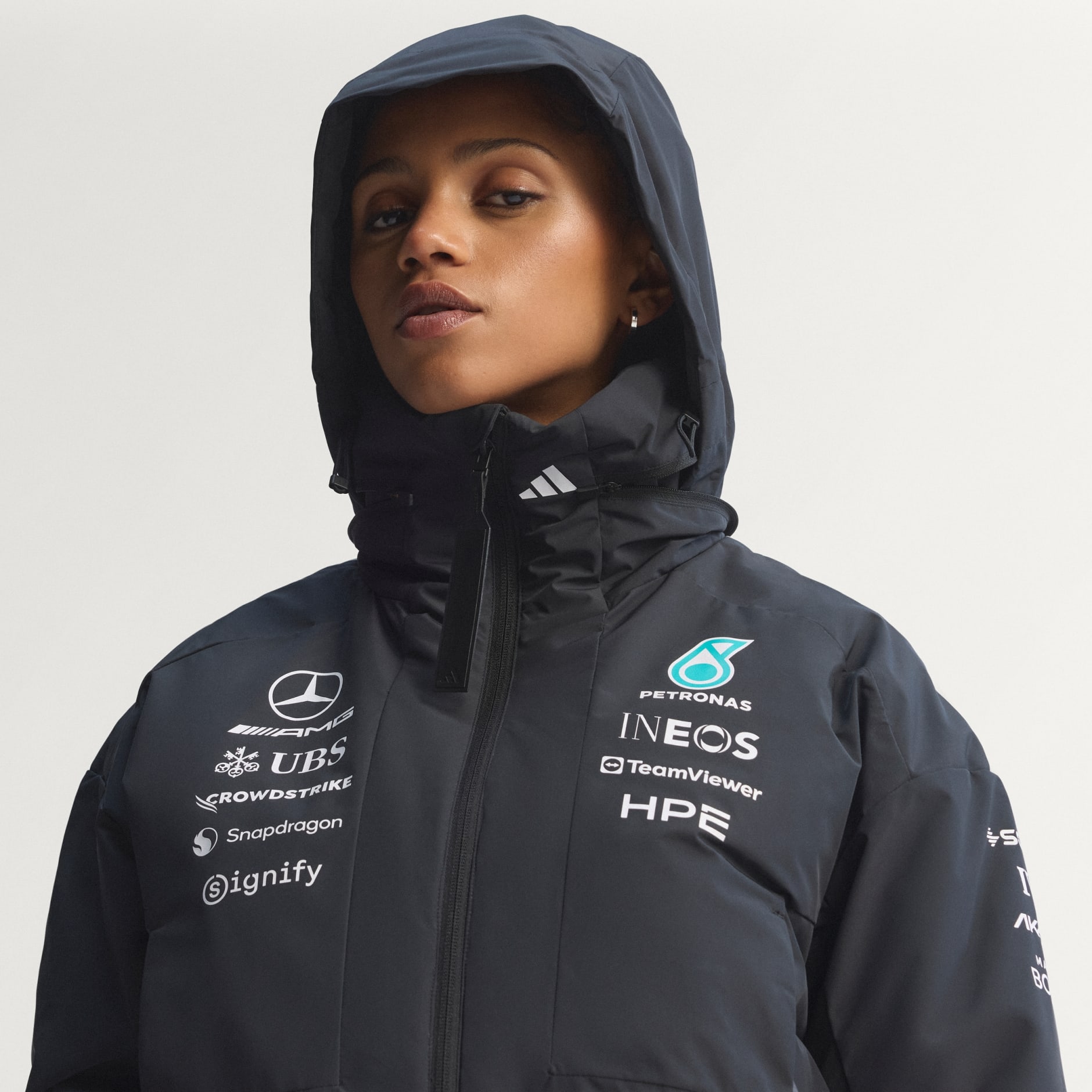 JACHETĂ MERCEDES - AMG PETRONAS FORMULA 1 TEAM ENGINEERS