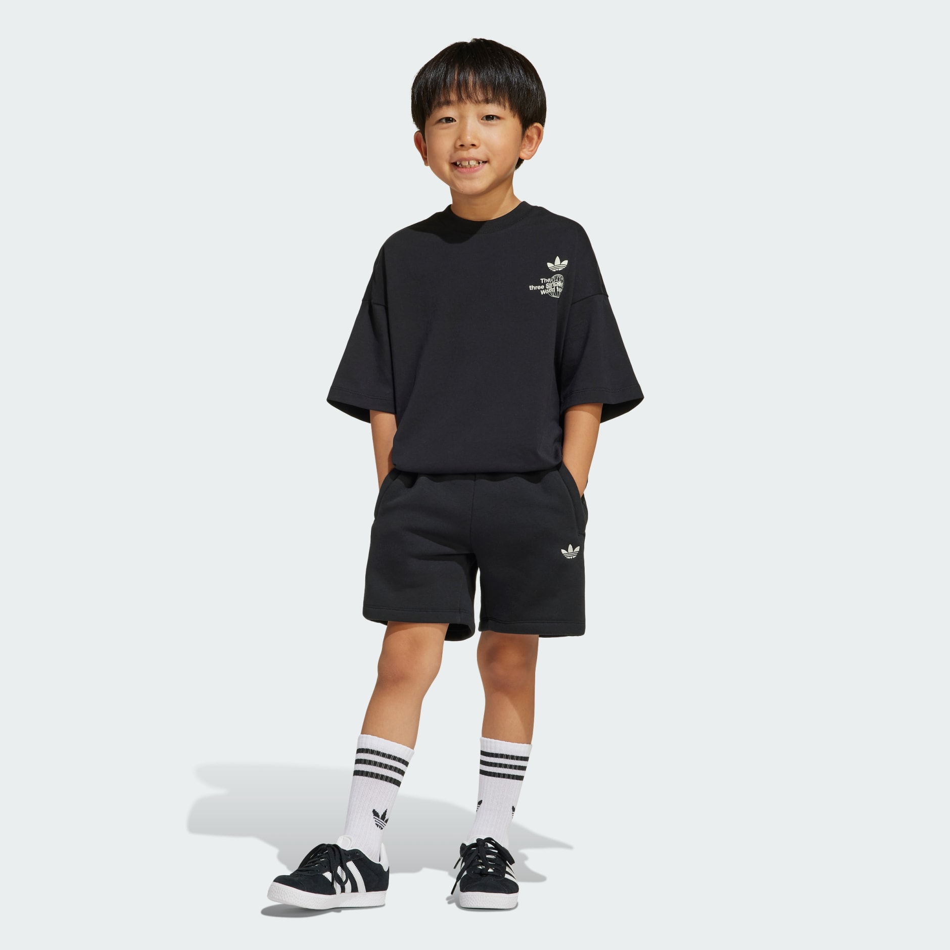 סט חולצת טי ומכנסיים קצרים