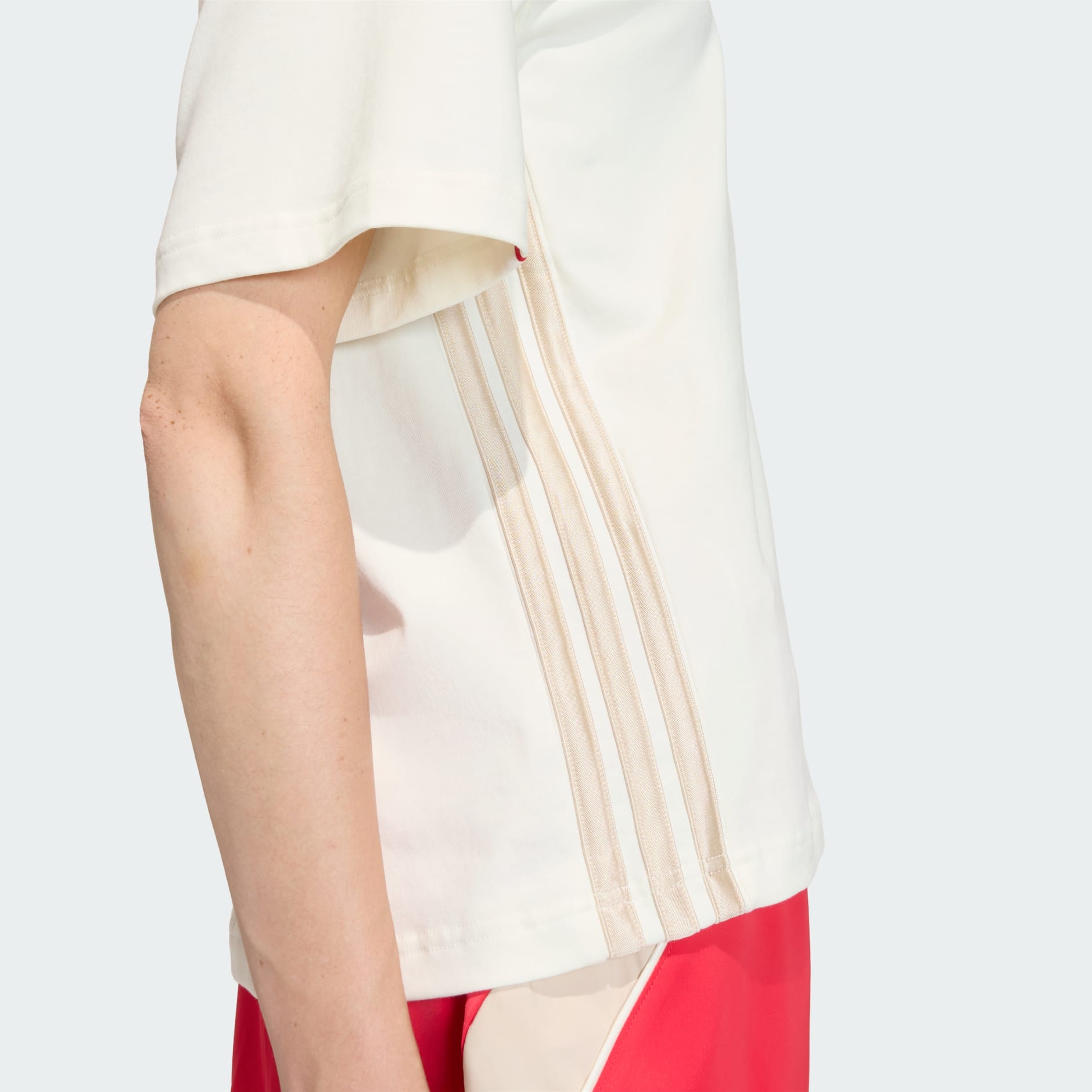 تي شيرت Stadium بالخطوط الثلاثة