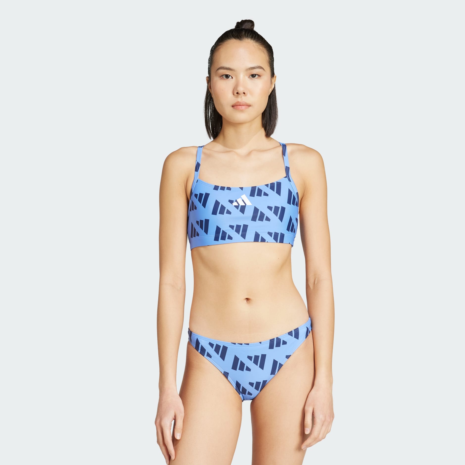 بيكيني بشعار الأعمدة الثلاث بظهر على شكل حرف C