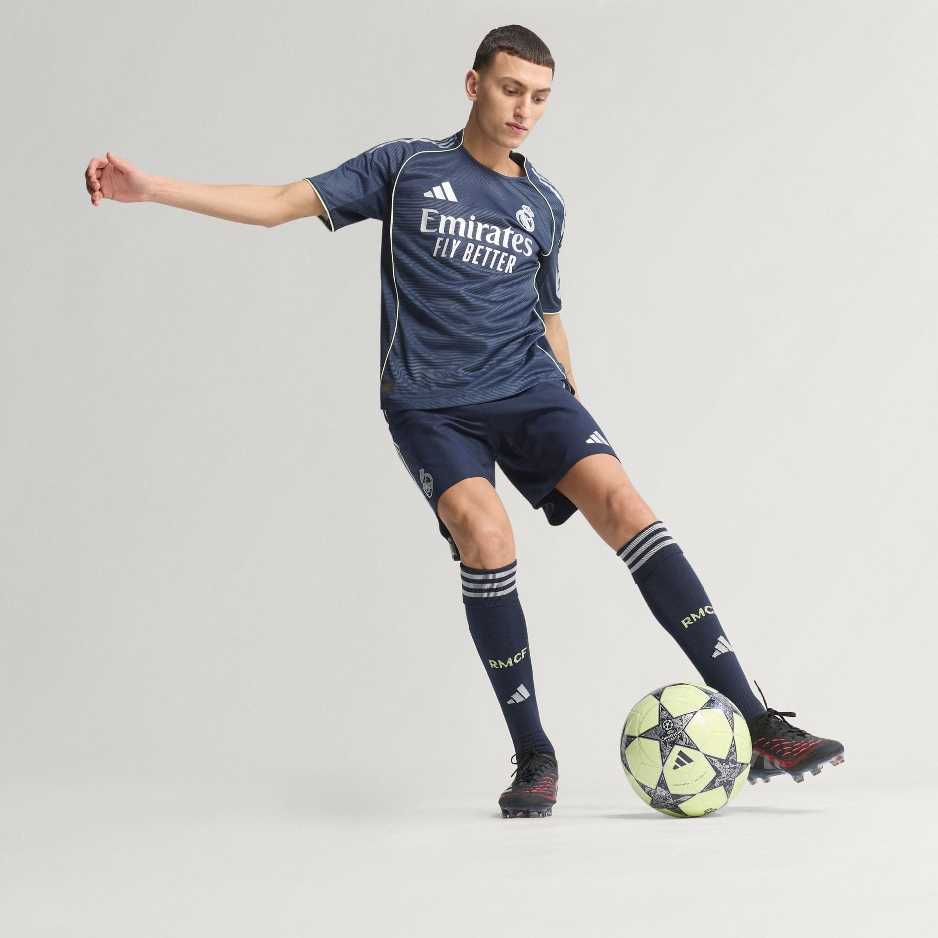 قميص ريال مدريد الأصلي خارج الأرض للموسم 25/26