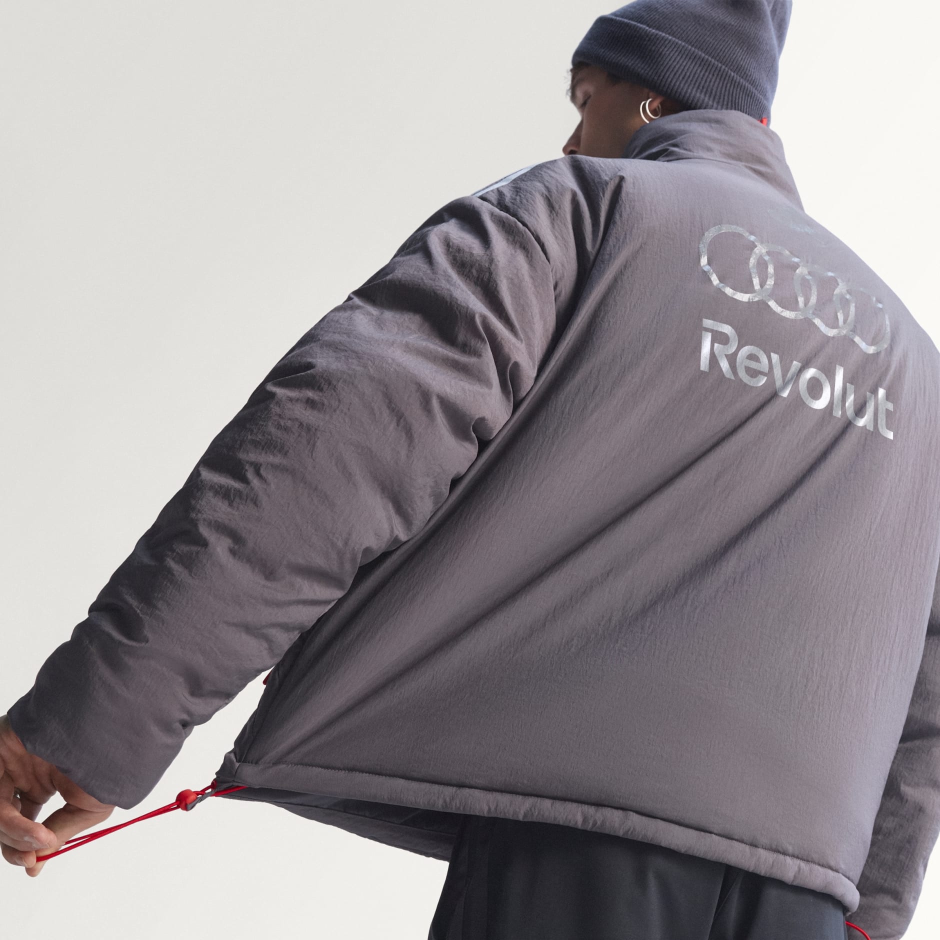 JACHETĂ CĂPTUȘITĂ AUDI REVOLUT F1 TEAM ENGINEERS & MARKETING