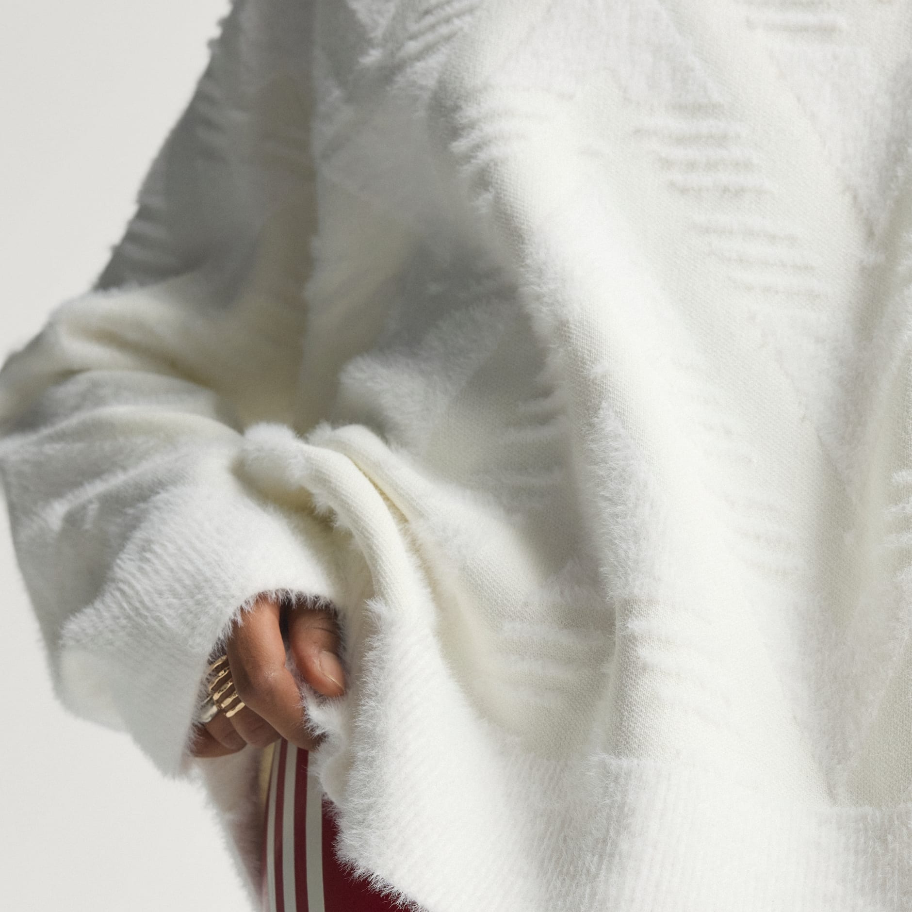 PULOVER TRICOTAT CU FERMOAR PE JUMĂTATE