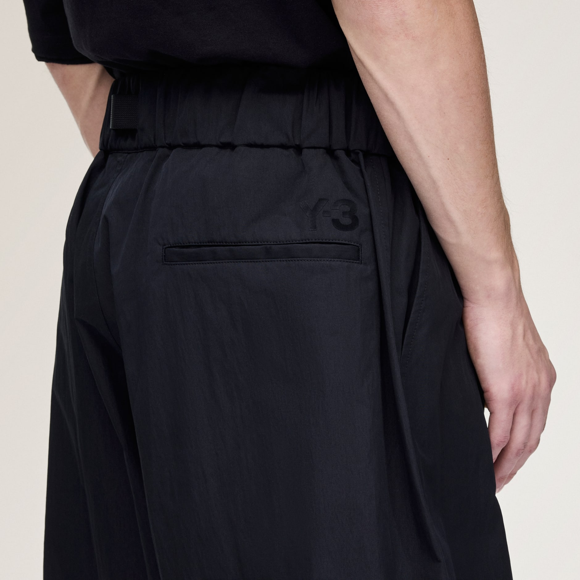 PANTALONI SCURȚI CU PICIOARE LATE Y-3 UT