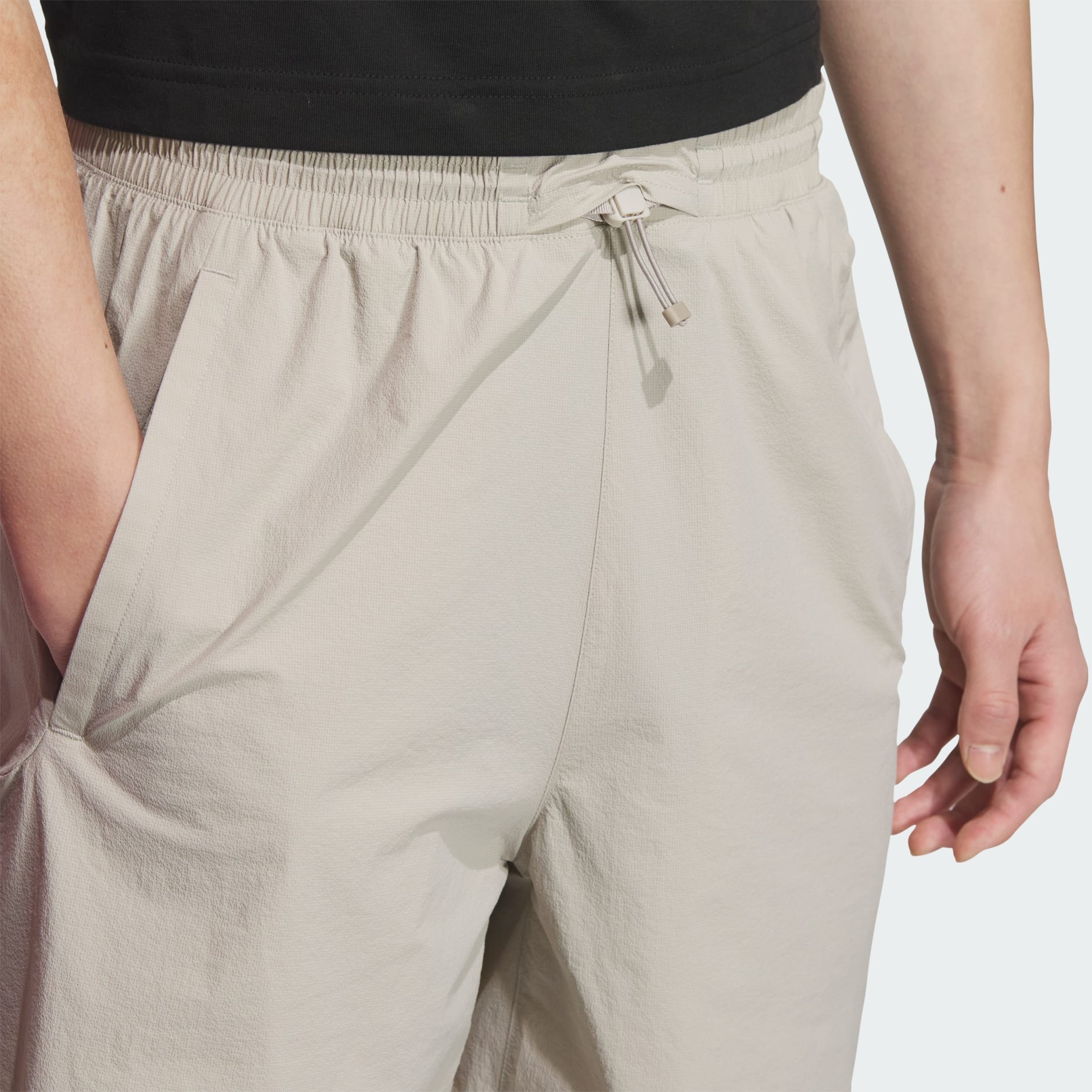 Modern Tech 輕盈梭織短褲