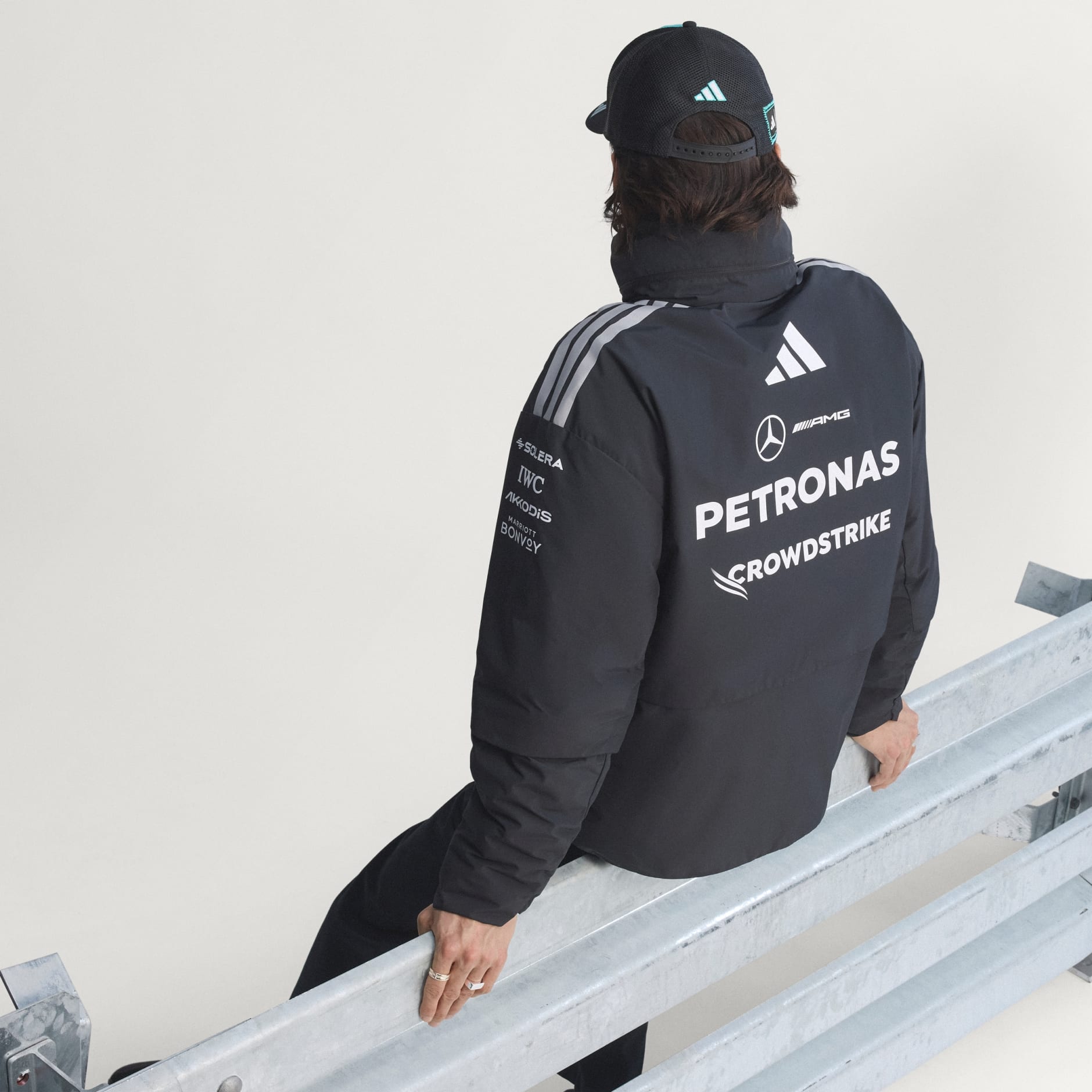 JACHETĂ MERCEDES - AMG PETRONAS FORMULA 1 TEAM ENGINEERS