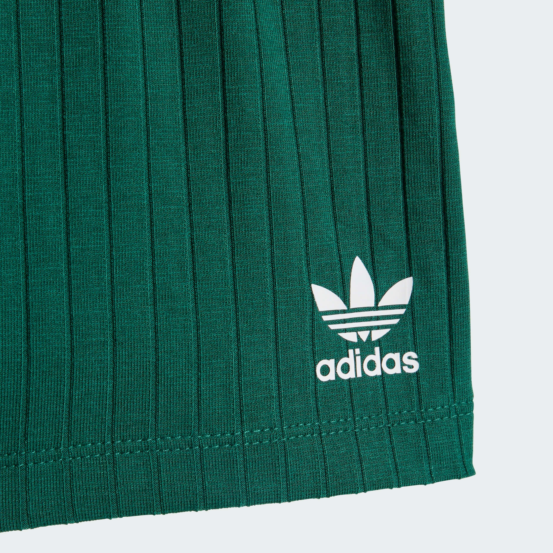 KOMPLET KRATKIH HLAČA I MAJICE &Scaron;IROKOG OVRATNIKA KLASIČNOG KROJA