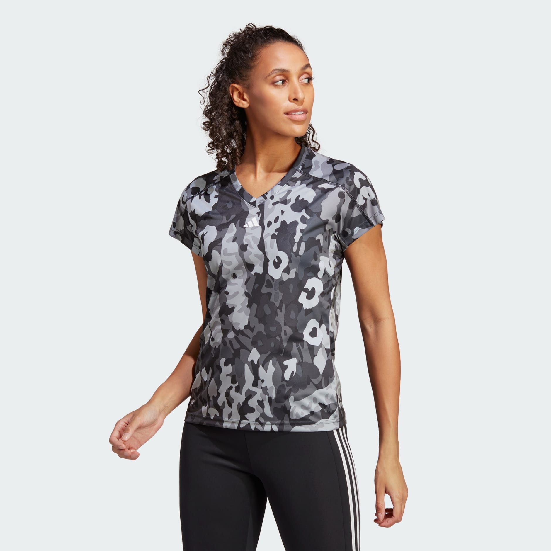AEROREADY Train Essentials Minimal Branding V-Neck Floral Print Tee