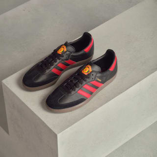 Farbe: Core Black / Real Red / Gum