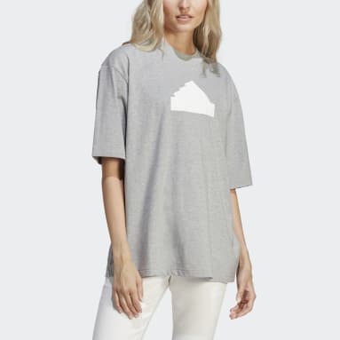 Playera Boyfriend Future Icons Badge of Sport Gris Mujer Sportswear