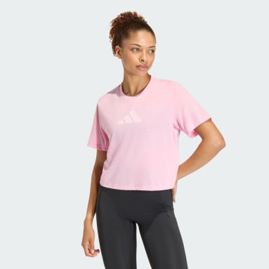 Camiseta de performance com o logotipo grande da treinando Essentials