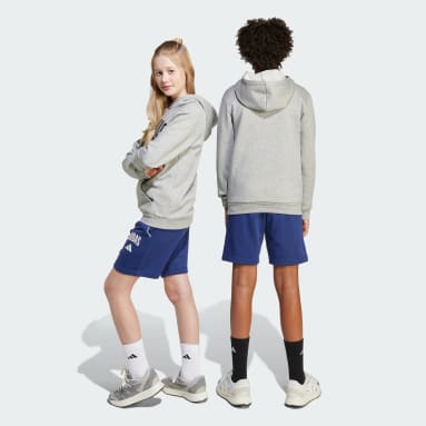 Pantalón corto Seasonals Essentials con tipografía de inspiración universitaria para niños