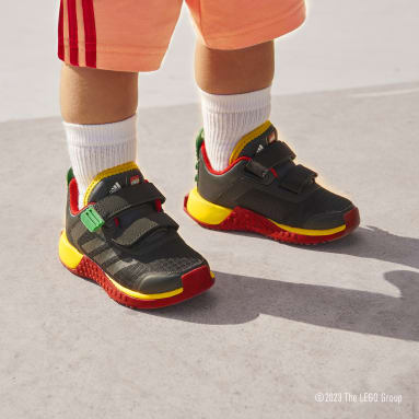 Kinderen Sportswear zwart adidas DNA x LEGO® Schoenen met Dubbel Klittenband