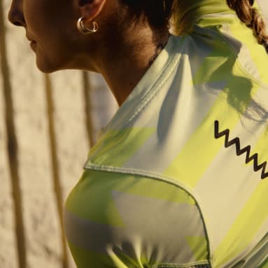 Frauen Running Fast Allover Print T-Shirt Grün