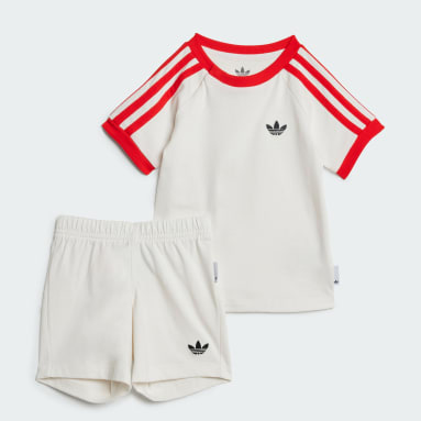 ชุดเสื้อยืดและกางเกงขาสั้น adidas Originals