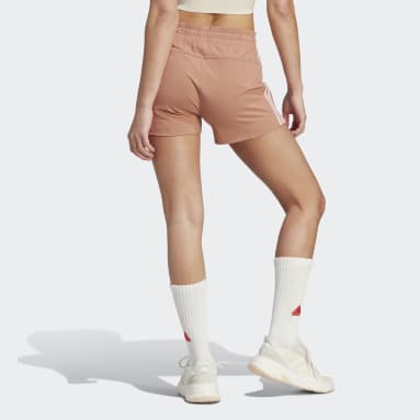 Frauen Sportswear Essentials Slim 3-Streifen Shorts Braun