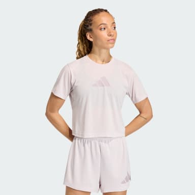 Camiseta de performance com o logotipo grande da treinando Essentials