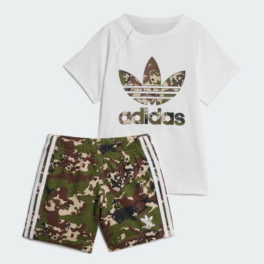ชุดเสื้อยืดและกางเกงขาสั้นลายพราง