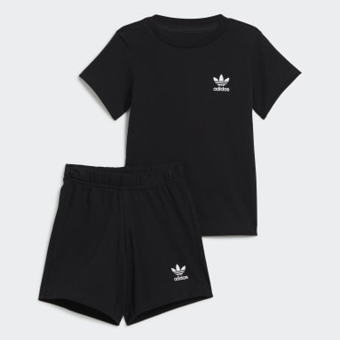 ชุดเสื้อยืดและกางเกงขาสั้น