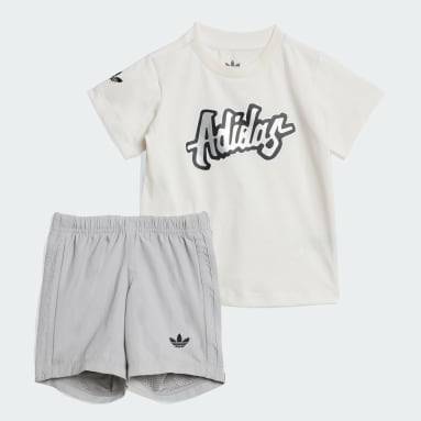 ชุดเสื้อยืดและกางเกงขาสั้นสำหรับเด็ก