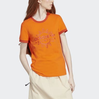 ผู้หญิง Originals สีส้ม เสื้อยืดโลโก้ทรงสลิม adidas Adventure