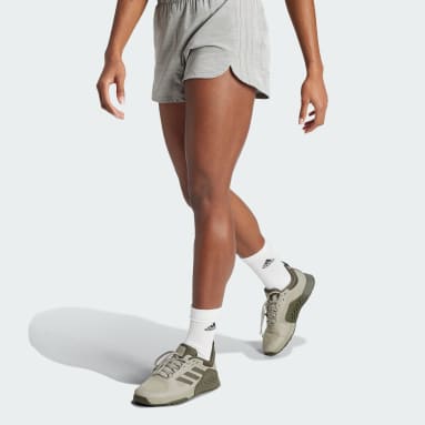 ผู้หญิง เทรนนิง สีเทา กางเกงเทรนนิงขาสั้นผ้าทอเอวสูง Pacer 3-Stripes