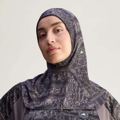 Hijab Bermotif adidas by Stella McCartney