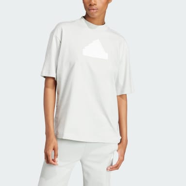 Camiseta Boyfriend Future Icons Badge of Sport Gris Mujer Sportswear